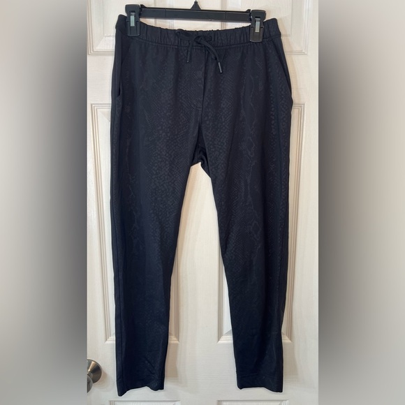 lululemon athletica Pants - Lululemon  Womens Pants Snakeskin Print‎ Gray Cropped Size 6 or Medium